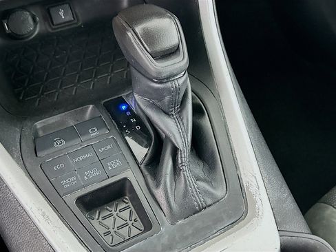 Used 2022 Toyota RAV4 LE image 24