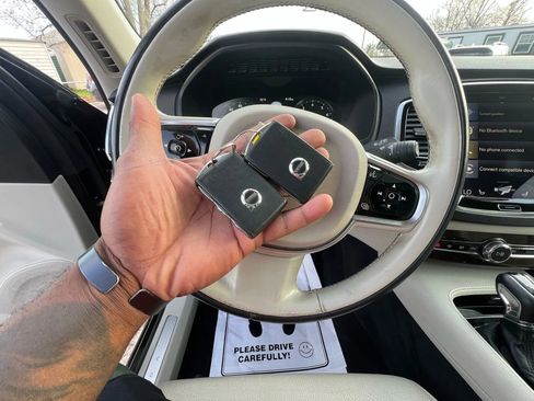 Used 2016 Volvo XC90 T6 Momentum w/ Momentum Plus Package image 12