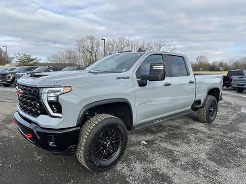 Used 2024 Chevrolet Silverado 2500 ZR2 w/ Technology Package image 10