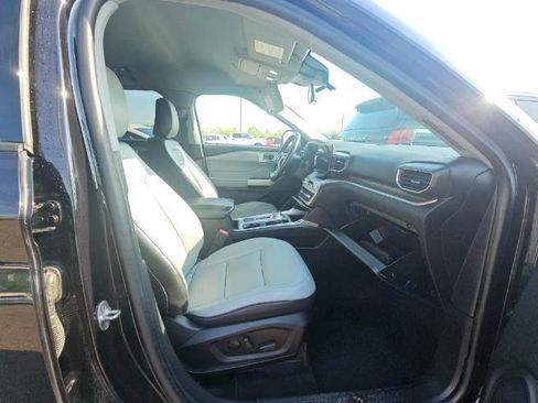 Used 2021 Ford Explorer XLT w/ Equipment Group 202A RWD image 9