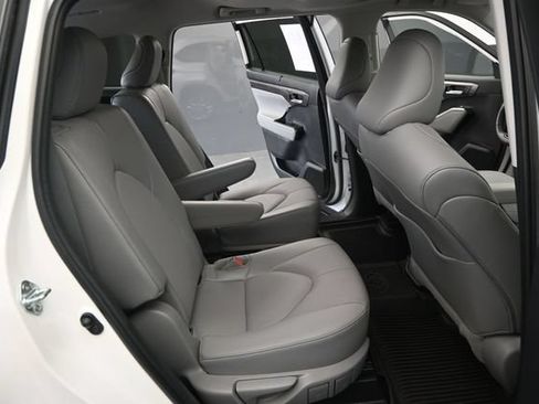 Used 2023 Toyota Highlander Limited FWD image 17
