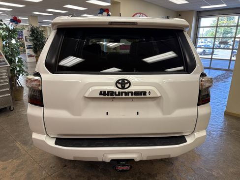 Used 2022 Toyota 4Runner SR5 Premium image 10