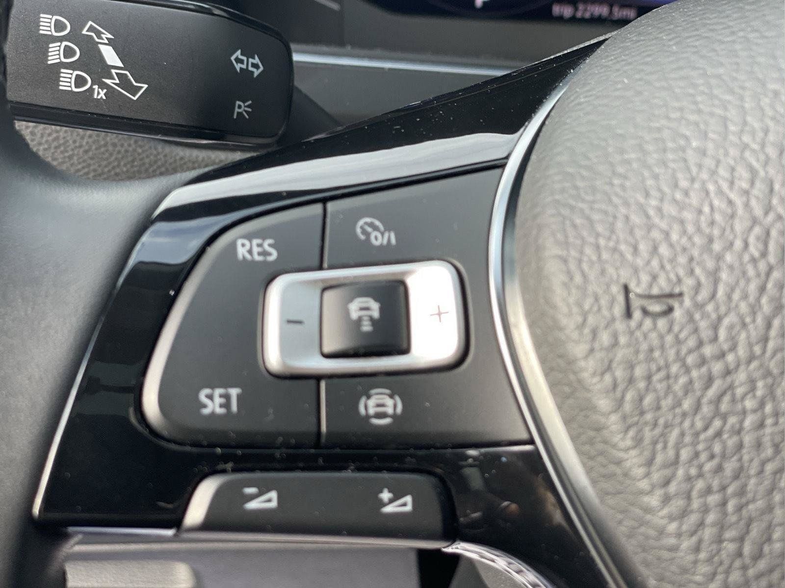 Used 2020 Volkswagen Tiguan SEL AWD/4WD image 31