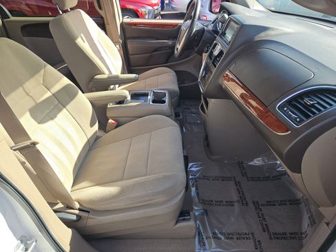 Used 2013 Chrysler Town & Country Touring image 20