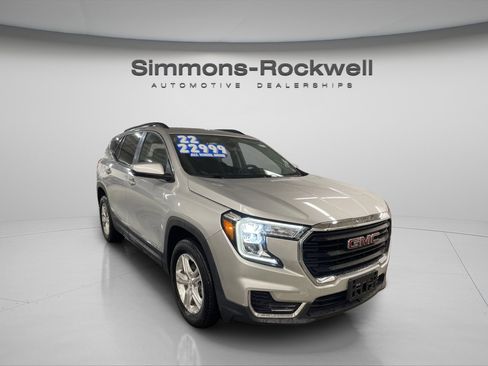 Used 2022 GMC Terrain SLE w/ Driver Convenience Package image 3