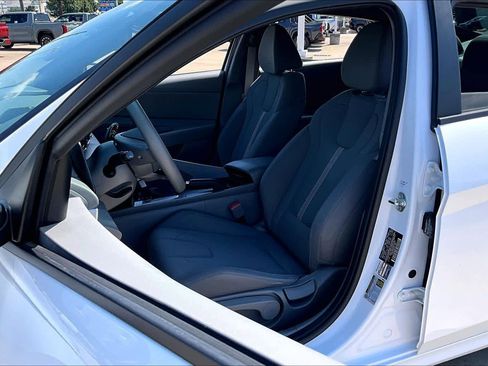 Used 2024 Hyundai Elantra SE FWD image 8