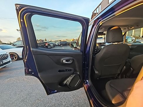 Used 2017 Jeep Renegade Latitude image 32