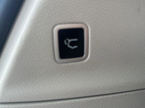 Used 2022 Chrysler Voyager LX image 17