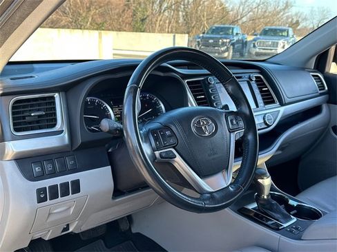 Used 2017 Toyota Highlander XLE image 16