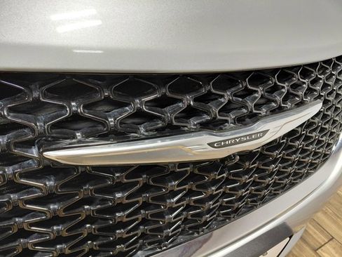 Used 2024 Chrysler Pacifica Touring-L image 17