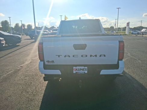 Used 2025 Toyota Tacoma SR5 AWD/4WD image 13