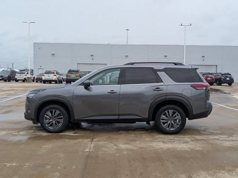 Used 2025 Nissan Pathfinder SV FWD image 3
