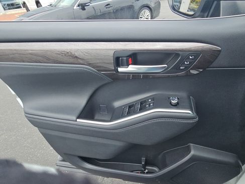 Used 2023 Toyota Highlander Platinum image 24