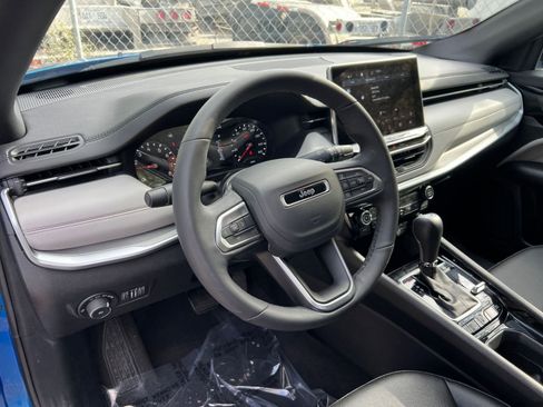 Used 2025 Jeep Compass Limited image 31