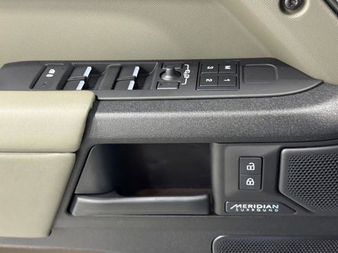 Used 2025 Land Rover Defender 110 image 30