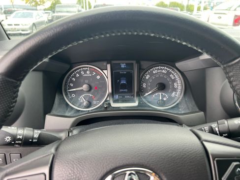 Used 2021 Toyota Tacoma TRD Off-Road w/ TRD Premium Off Road Package AWD/4WD image 15
