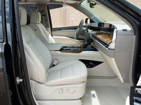 Used 2026 Cadillac Escalade Platinum Sport w/ LPO, Floor Liner Package AWD/4WD image 20