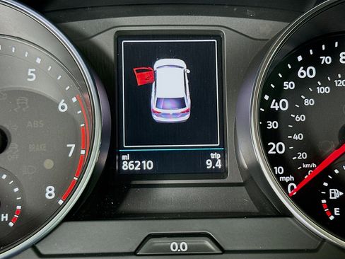 Used 2018 Volkswagen Tiguan SE FWD image 19