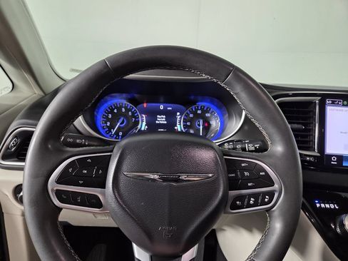 Used 2023 Chrysler Pacifica Touring-L FWD image 13