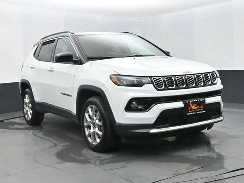 Used 2025 Jeep Compass Limited AWD/4WD image 2