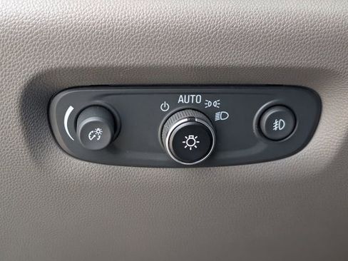 Used 2021 Chevrolet Traverse LT FWD image 23