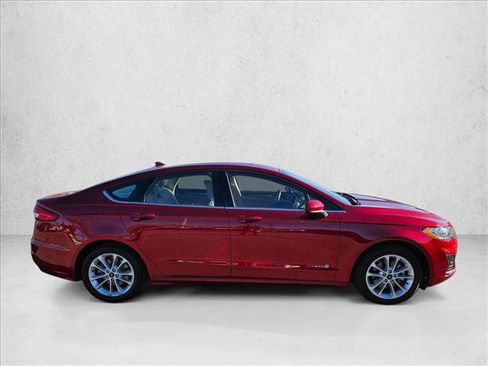 Used 2019 Ford Fusion SE image 4