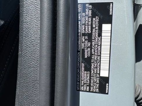 Certified 2025 Volvo XC40 B5 Plus AWD/4WD image 27