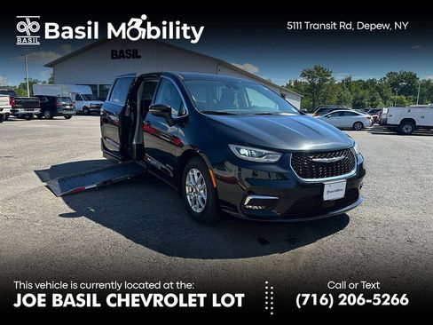 Used 2023 Chrysler Pacifica Touring-L FWD image 1