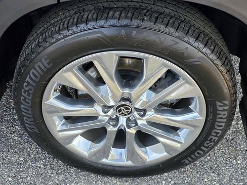 Used 2023 Toyota Highlander Limited AWD/4WD image 39