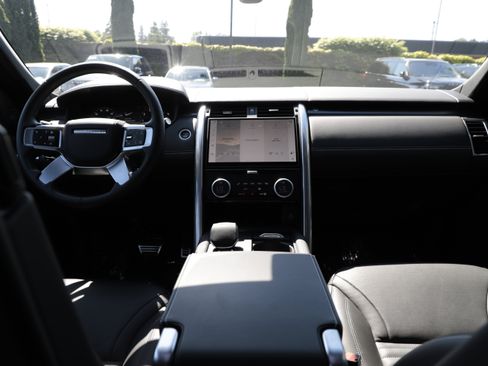 Certified 2025 Land Rover Discovery Metropolitan Edition AWD/4WD image 14