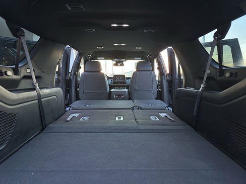Used 2023 Chevrolet Suburban LT image 35