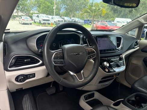 Used 2023 Chrysler Pacifica Touring-L FWD image 12