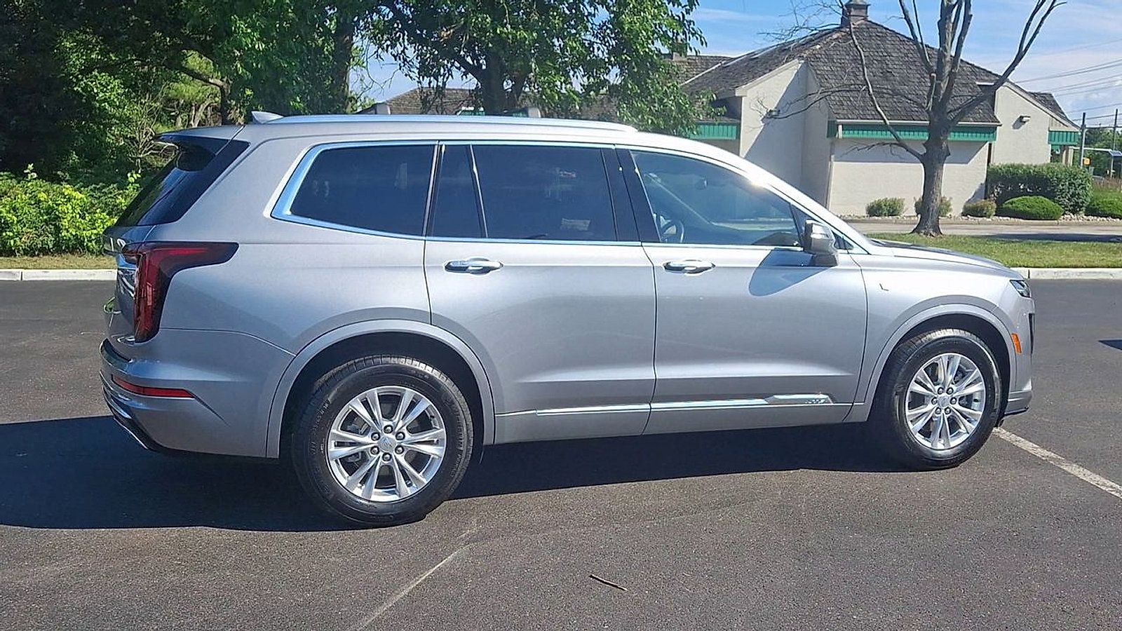 Certified 2025 Cadillac XT6 Luxury AWD/4WD image 3
