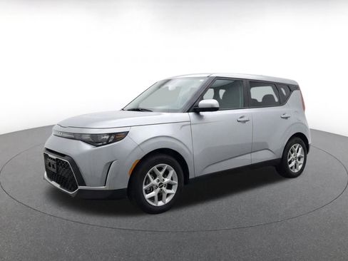 Used 2025 Kia Soul LX w/ LX Technology Package FWD image 3