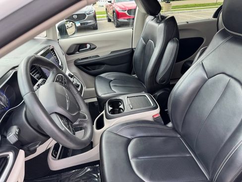 Used 2023 Chrysler Pacifica Touring-L FWD image 7