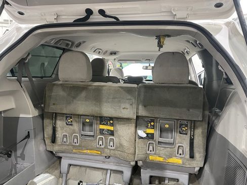 Used 2011 Toyota Sienna LE image 27