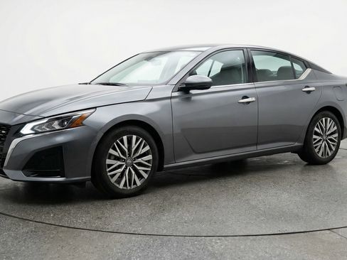 Used 2025 Nissan Altima 2.5 SV FWD image 3