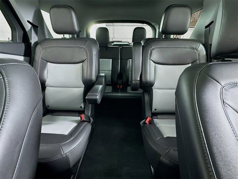 Used 2022 Ford Explorer XLT w/ Equipment Group 202A image 19