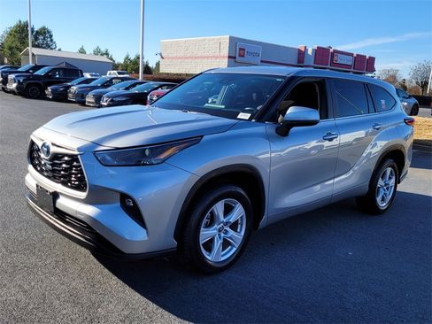 Certified 2023 Toyota Highlander LE image 3