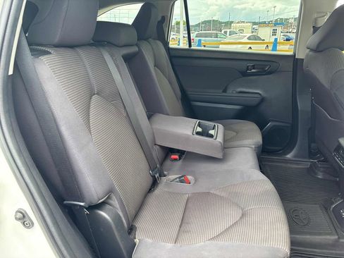 Used 2023 Toyota Highlander LE AWD/4WD image 29