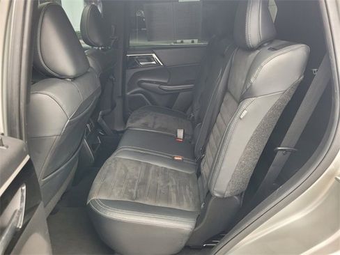 Used 2022 Mitsubishi Outlander SE image 6