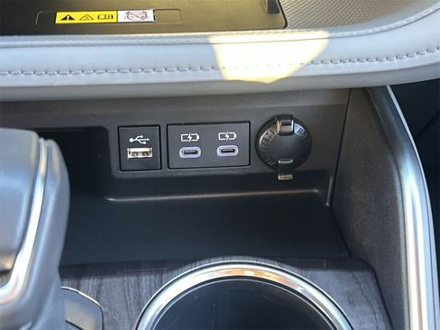 Used 2024 Toyota Highlander Limited image 26