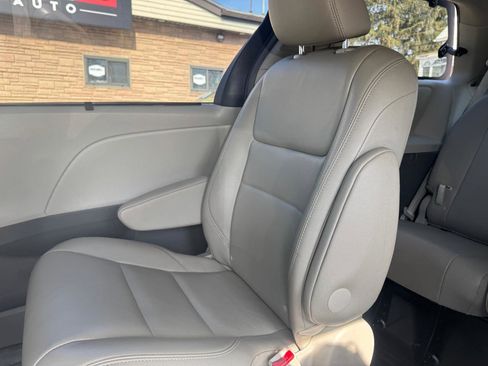 Used 2017 Toyota Sienna XLE image 38