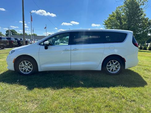 Used 2023 Chrysler Pacifica Touring-L FWD image 6