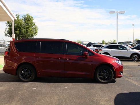 Used 2019 Chrysler Pacifica Touring-L w/ Advanced Safetytec Group FWD image 4
