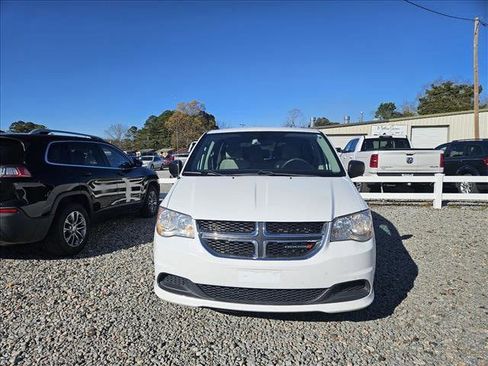 Used 2019 Dodge Grand Caravan SE image 2