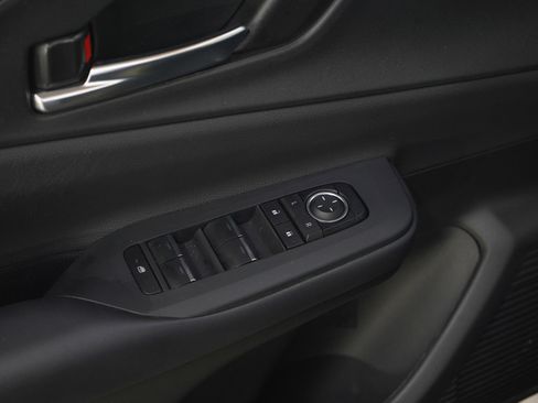 Used 2025 Toyota Prius AWD image 20