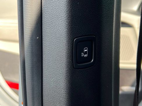 Used 2023 Kia Carnival LX FWD image 13