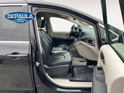 Used 2022 Chrysler Pacifica Touring-L image 19
