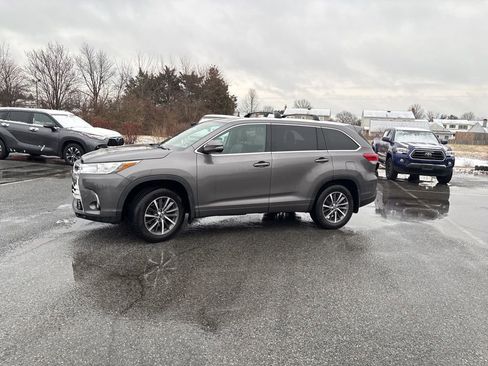 Used 2017 Toyota Highlander XLE image 3
